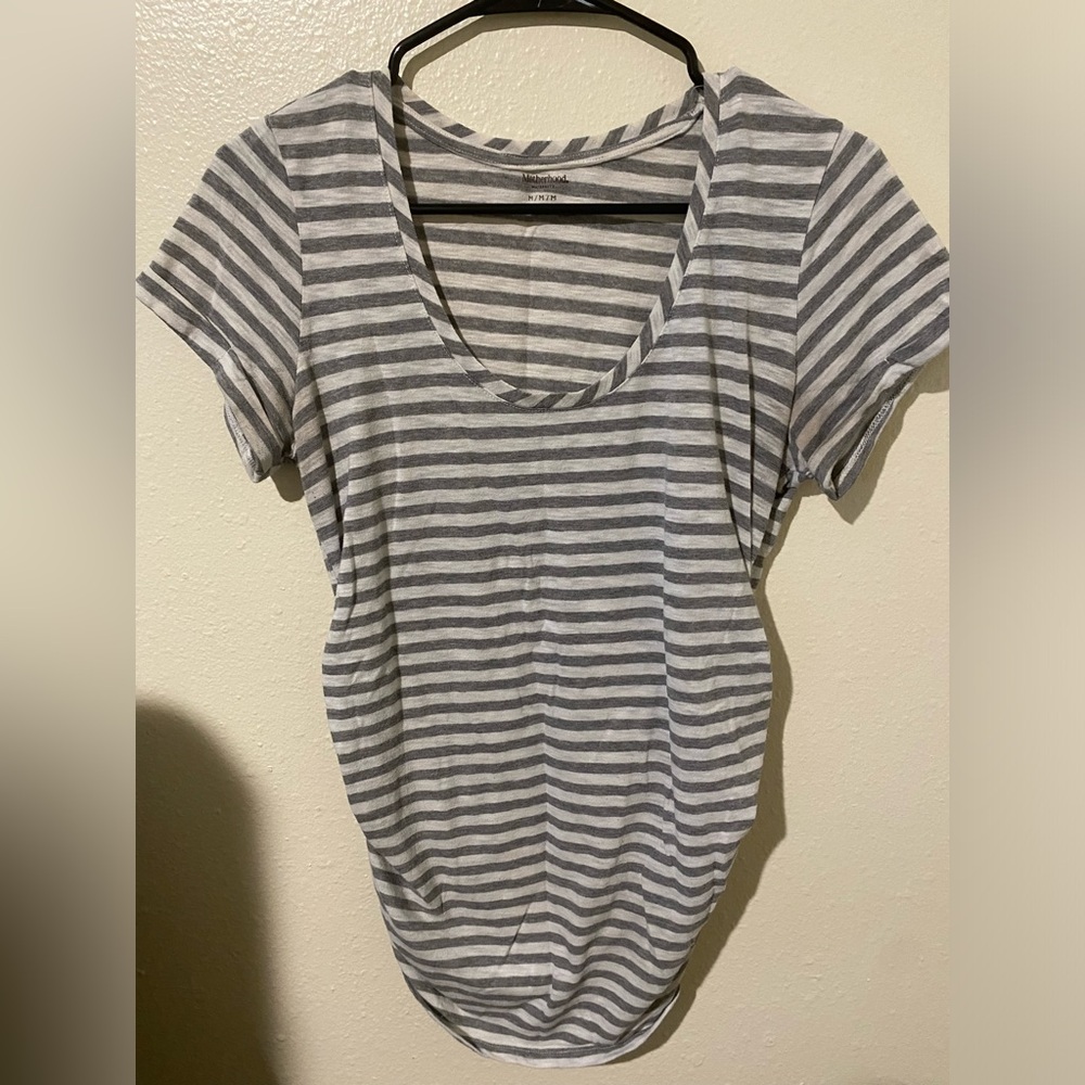 Lightweight side-ruched maternity tshirts, Medium.